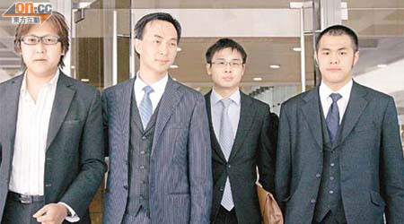 謝廷駿兄長謝志堅（左一）跟他的代表律師團。左二為潘熙。	（盧志燊攝）