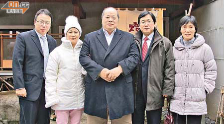 張華峰夫婦（中、左二）早前遊新潟縣，中國駐新潟縣總領事王華（右二）親自接待。	（張華峰提供）