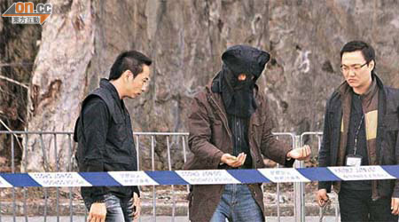 被告李曉偉（中）曾帶警方往事發現場重組案情。