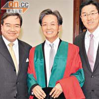 醫管局主席胡定旭（左）與前東華三院主席馬清鏗（右）嚟撐老友蘇澤光。