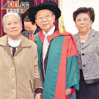 去年獲頒名譽院士嘅「三嫂」袁蘇妹（左）專登嚟恭賀陳祖澤夫婦（中及右）。（楊歡成攝）