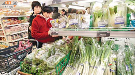 日本供港蔬菜在本港不乏捧場客，有飲食業界認為政府的禁令反而挽回市民對日本食品的信心。	（林少權攝）