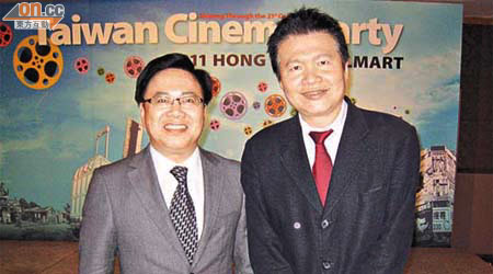 王英偉（左）同羅智成一打開台灣電影話匣子就停不了。	（余素月攝）