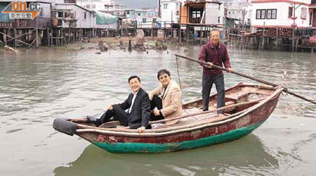 李殷泰（左）尋日特登揀撐船出場，配合大澳水鄉旅遊主題。	（蘇文傑攝）