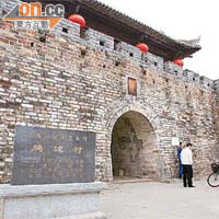 村內有逾百年歷史的大鵬所城早被列為全國重點文物保護單位及中國文化名村。