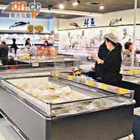 超市內售日本海產櫃位乏人問津。	（盧志燊攝）