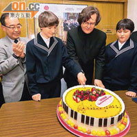 蒙德揚（左）向「聖多馬少年合唱團」送上大蛋糕，答謝樂團將巴赫音樂帶來香港。