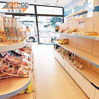 因來貨中斷，葵涌一間出售日本嬰兒食品及用品的商店，部分貨架空空如也。