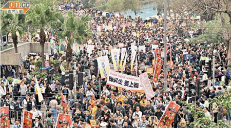 泛民決定如期在下月十日發起反預算案大遊行，料有萬五人參加。