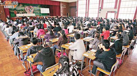 高考昨舉行中國語文及文化科考試，考生努力作答。	（鍾麗珊攝）