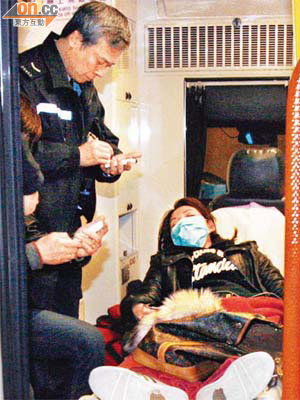 遇襲女子在救護車接受調查。（葉嘉文攝）