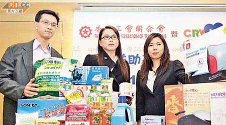 吳秋北（左）稱活動有助市民抗通脹，旁為購物網站代表。