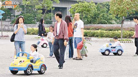 小童在行人路駕駛電動車，影響到其他途人。	（張琦攝）