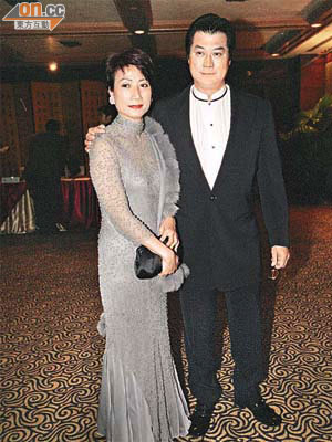 鄧光榮與妻子嚴珍納感情很好。