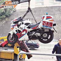 肇事警察電單車被拖走檢驗。