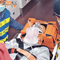 墮樓搭棚工人送院急救時，身上仍繫有安全帶。	（陳展鴻攝）