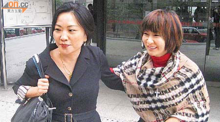 被告蔣麗莉（左）昨獲姊姊蔣麗萍（右）到庭支持。	（何全泰攝）