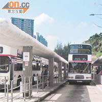 沙田秦石邨巴士總站亦屬早期落成巴士總站，但已加設斜台。