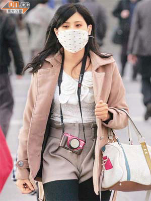 日本輻射塵襲港，遊客亦戴上口罩以防萬一。（羅錦鴻攝）