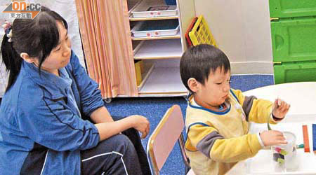 調查發現，本港自閉症兒童輪候政府學位平均需十三個月以上。圖為自閉症兒童接受私營機構訓練課程的情況。