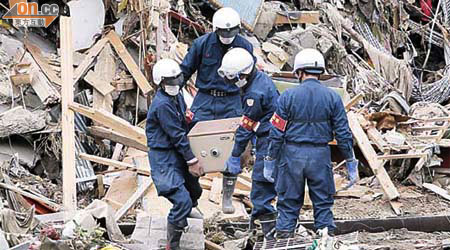 救援人員於岩手縣救災期間，在瓦礫堆中尋獲一個保險箱。
