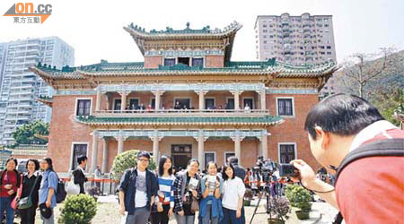 市民在歷史悠久的景賢里內拍照留念。	（麥潤田攝）