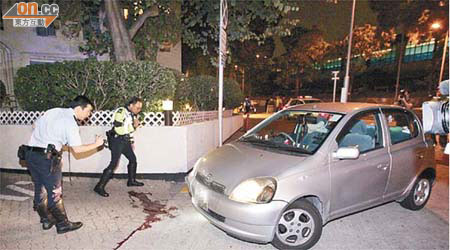 警員在私家車撞斃老翁現場調查。	（蘇仲賢攝）