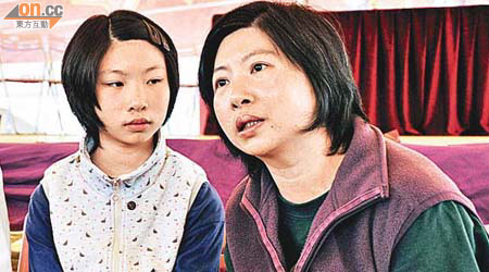 劉太（右）的女兒頸椎錯位以致經常頭暈。	（黃仲民攝）