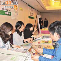 學生及家長向中介公司查詢日本災後入學應變安排。