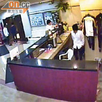 偷取手袋<br>青年在櫃位外接贓。