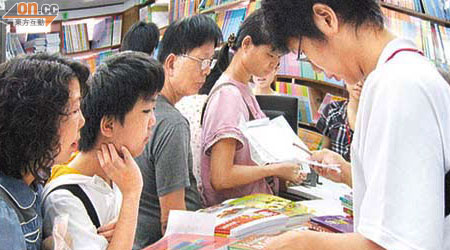 教科書連教材連年加價，有家長訴說要花過萬元為子女買書。