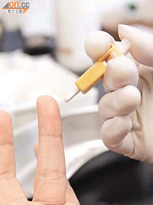 糖尿病患者要定期「篤手指」測血糖水平。	（資料圖片）