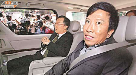陳振聰由資深大律師清洪（左）陪同到警署報到。