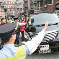 陳振聰乘七人車到警署報到，引起現場混亂。	（鍾健國攝）