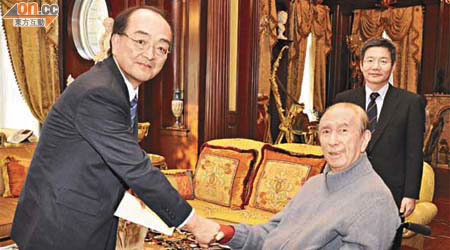 何鴻燊捐出三百八十萬元到日本賑災，日本駐港總領事隈丸優次作衷心致謝。