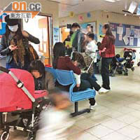 在兒童健康檢查時段內，粉嶺母嬰健康院擠滿了來檢查的兒童和家長。