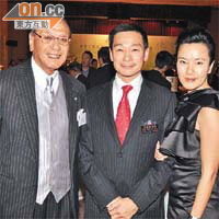 「鐘錶大王」孫秉樞（左）搵到香港鐘錶業總會前主席黃業光（中）加入做總理，黃業光太太（右）嚟為老公打氣。
