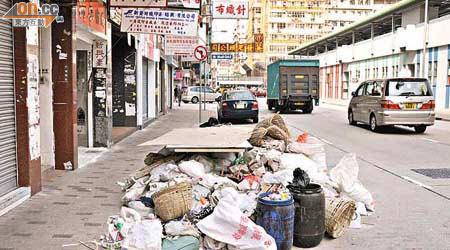 深水埗<br>黃竹街及汝洲樓對出建築廢料堆出馬路，構成危險。 