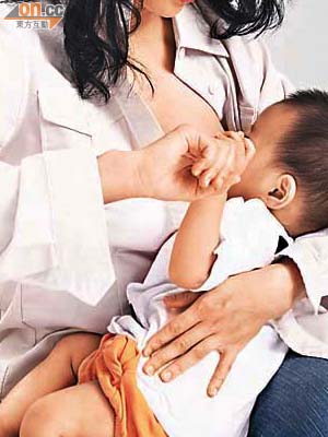 醫生建議婦女以坐立姿勢餵人奶，減低乳房或身體壓着嬰兒的危險。