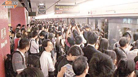 候車乘客擠滿旺角站月台。（林少兒攝）