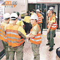 港鐵職員及工程人員在太子站進行搶修工作。（曾志恒攝）