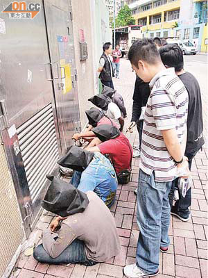 涉案六名男子在秀茂坪邨被探員制服拘捕。	（左錦鴻攝）