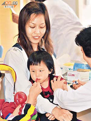 小童昨率先免費接種十三價肺炎球菌疫苗。	（蕭毅攝）