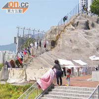 有居民冒險在山坡及欄杆上晾曬衣物。