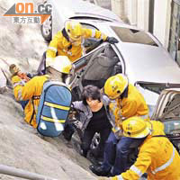 受輕傷女乘客救出送院。