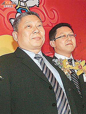 蔡衍明（左）支持蔡紹中（右）對亞視採取的法律行動。	（資料圖片）