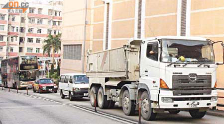 工程期間，預料有多輛運泥車在紅磡區內進出。	（陸智豪攝）