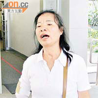 右臂有傷的女被告劉碧雲昨一身素服到庭應訊，法庭對她頒下臨時禁制令。	（龍偉樑攝）
