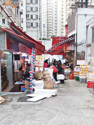 小巷被堆滿雜物，食環署被指對霸佔官地一事束手無策。
