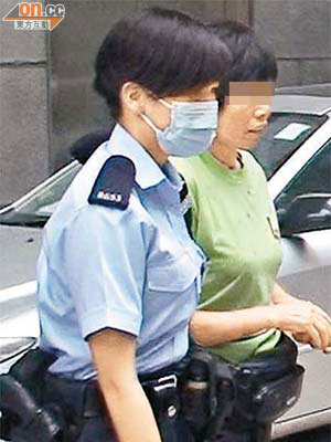 涉嫌傷人的女子被捕帶署。	（蕭添榮攝）